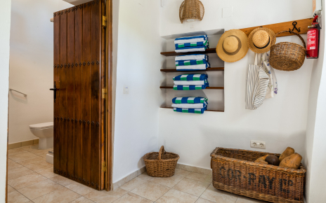 Puerta a baño con patio interior a la izquierda